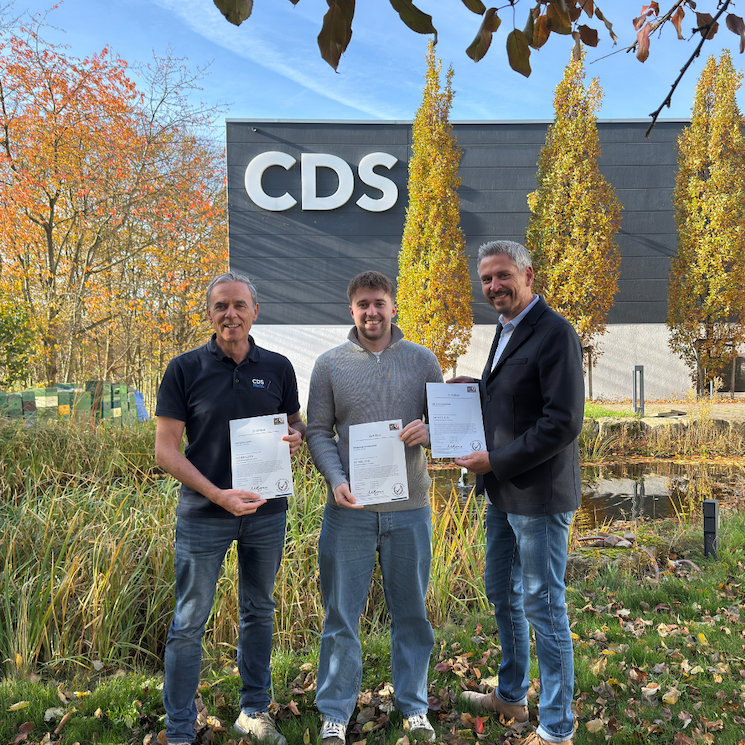 CDS Service-Geschäftsführer Paul Koch, Qualitätsmanagement-Beauftragter Robin Bartsch und CDS IT-Systeme-Geschäftsführer Sven Bent mit den ISO-Zertifikaten für die CDS-Service-Gruppe